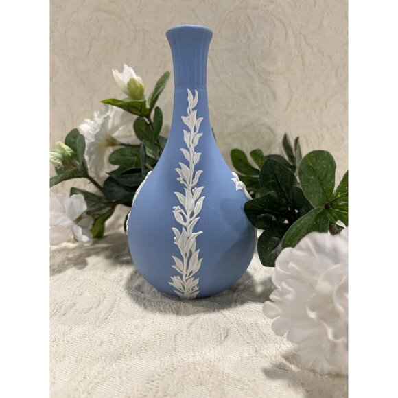 Wedgwood Blue Jasperware Bud Vase With Cherub Relief & Foliate Design - Picture 3 of 12